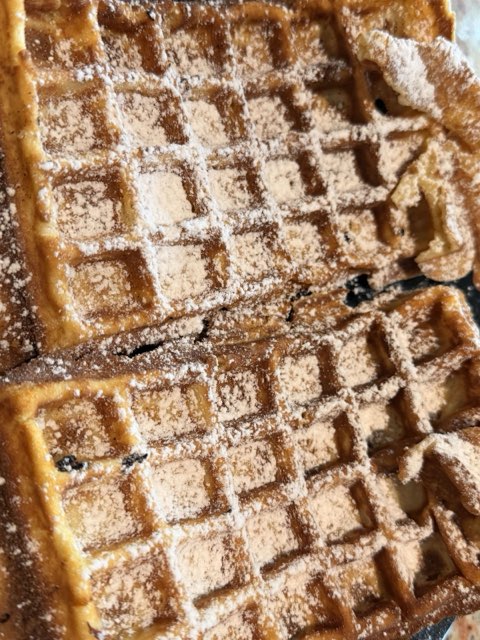 heiße Waffeln mit Puderzucker