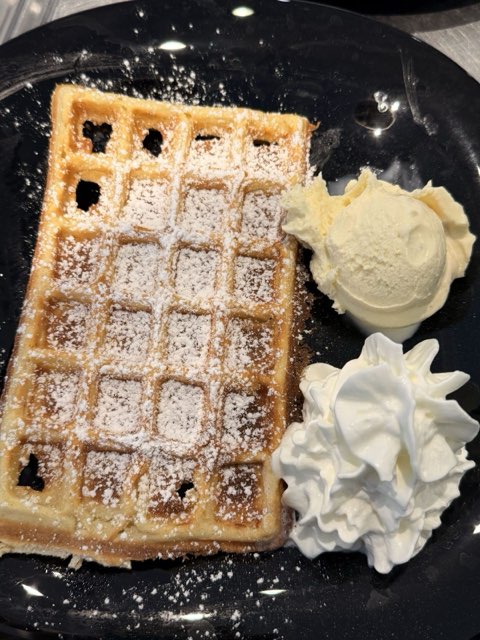 Waffel mit Vanilleeis und Sahne