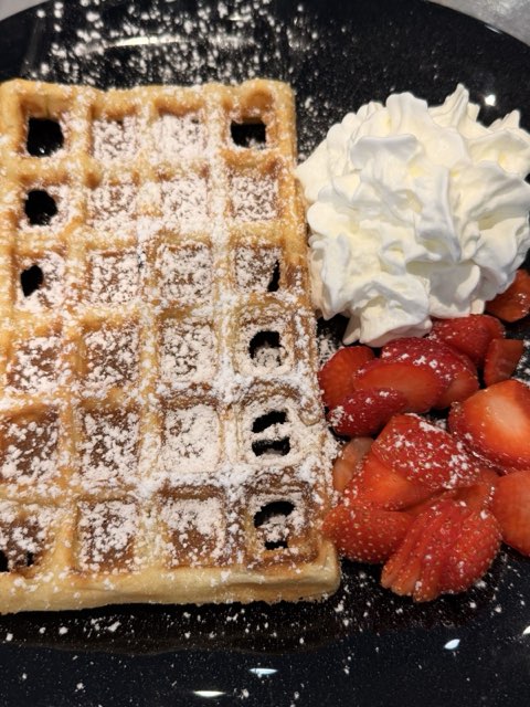 Waffel mit Erdbeeren und Sahne