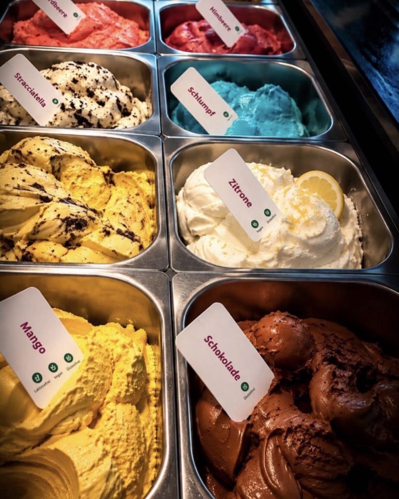 Blick in die Eistheke: Mango, Schokolade, Zitrone, Stracciatella und weitere Sorten