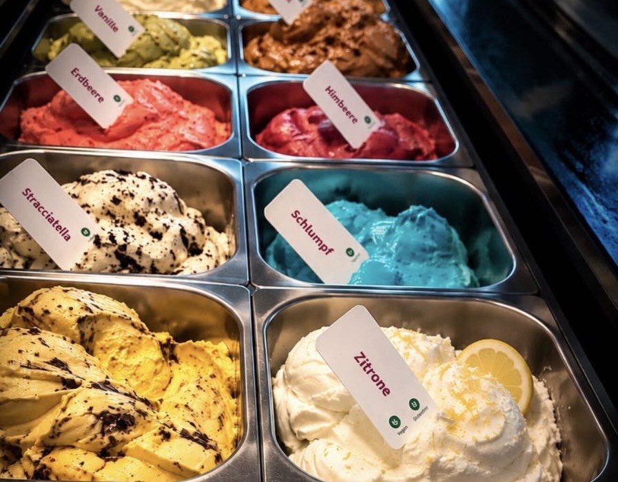 Blick in die Eistheke: Vanille, Erdbeere, Himbeere, Stracciatella, Schlumpf und Zitrone