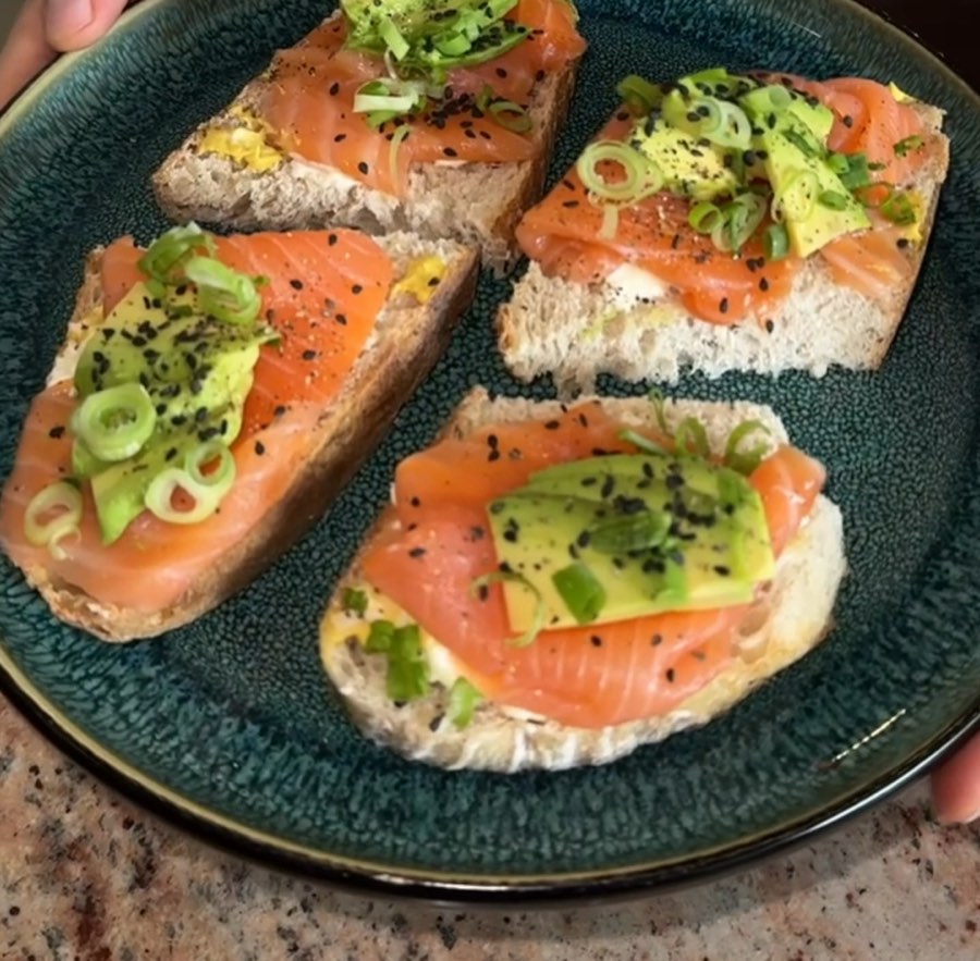 Sauerteigbrot mit Räucherlachs, Avocado und Frühlingszwiebeln