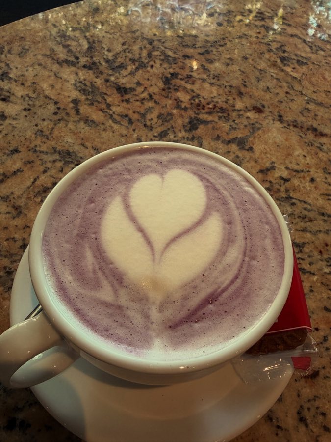 Ube Latte mit Herz im Milchschaum