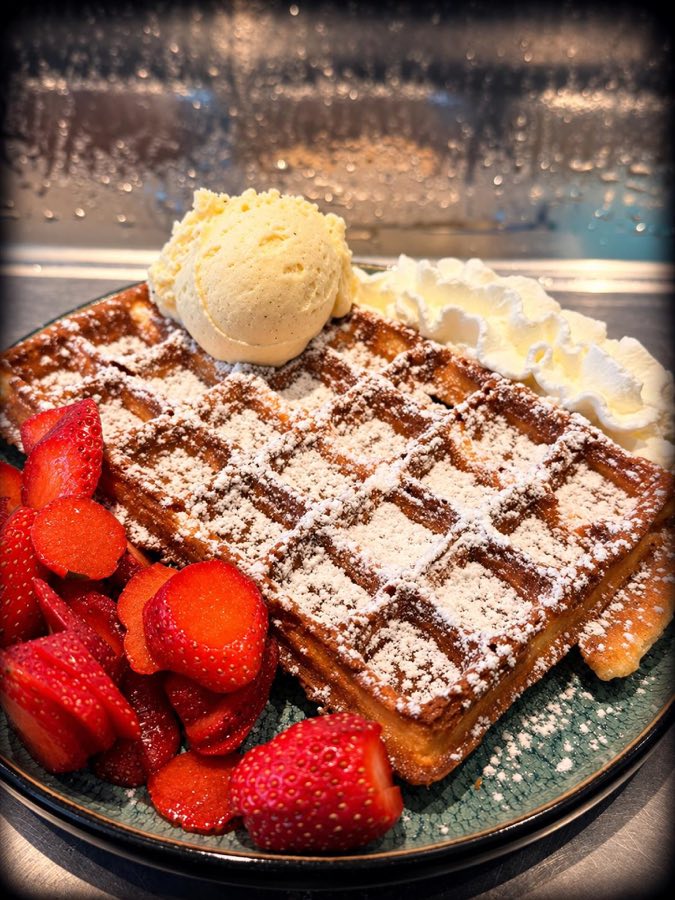 Waffel mit Erdbeeren, Vanilleeis und Sahne